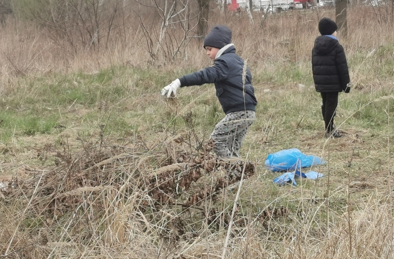 2/6 Dzieci posprzątały teren i zrobiły boisko