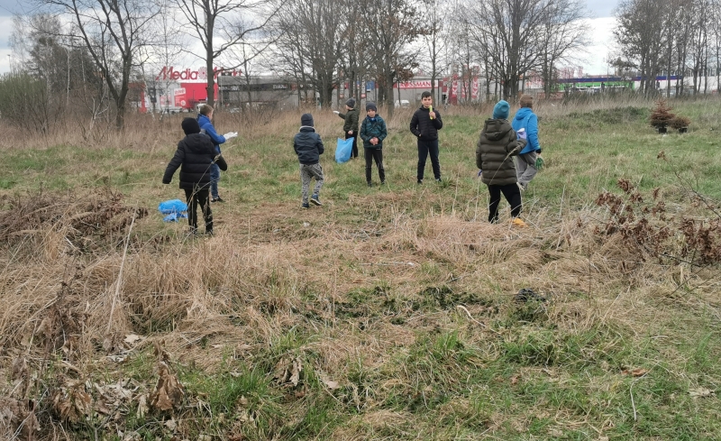 5/6 Dzieci posprzątały teren i zrobiły boisko