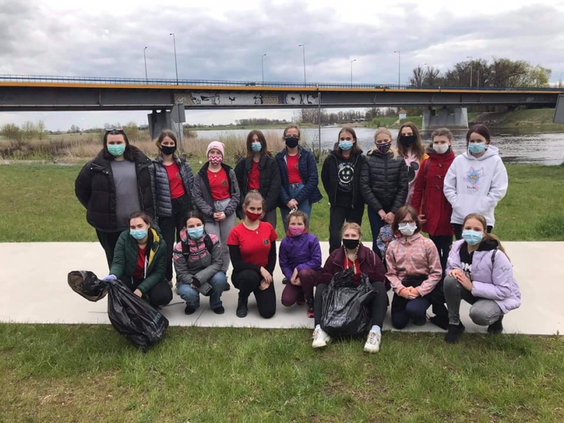 4/10 Sprzątanie brzegów rzeki Warty