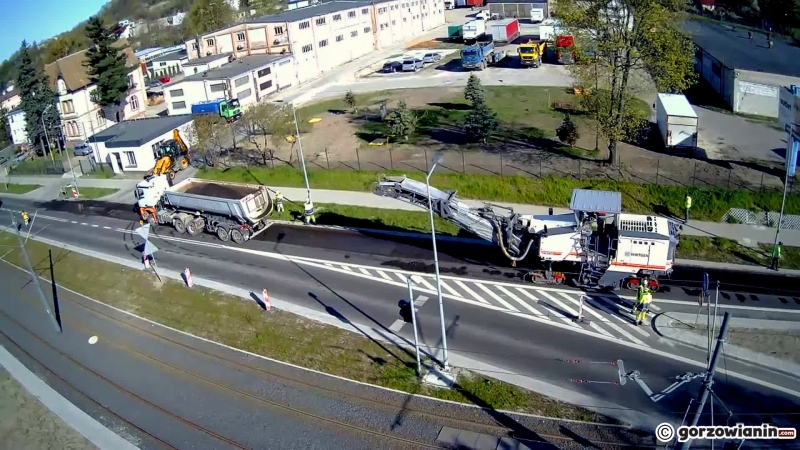 8/9 Drogowcy zrywają asfalt przy Kostrzyńskiej.