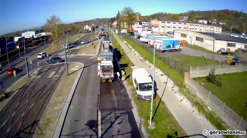 9/9 Drogowcy zrywają asfalt przy Kostrzyńskiej.