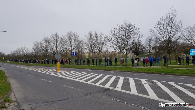 4/10 Ogromna kolejka do mobilnego punktu szczepień w parku Górczyńskim