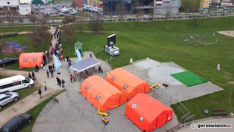 5/10 Ogromna kolejka do mobilnego punktu szczepień w parku Górczyńskim