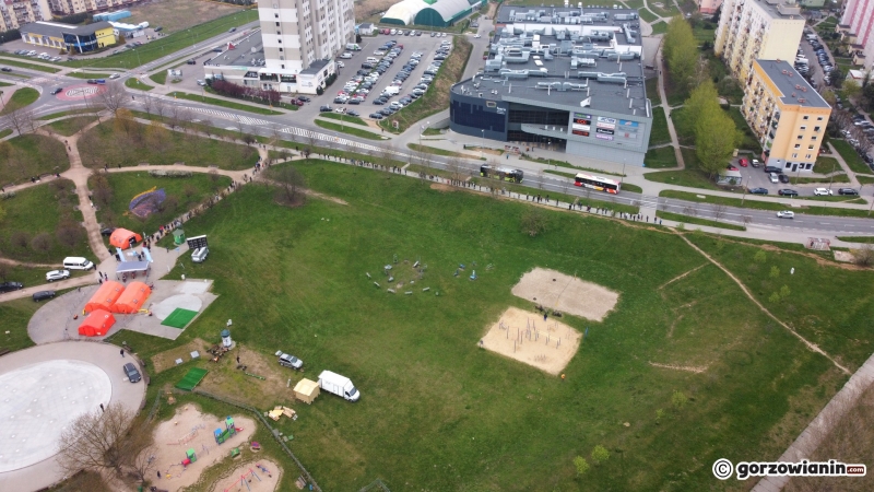 6/10 Ogromna kolejka do mobilnego punktu szczepień w parku Górczyńskim