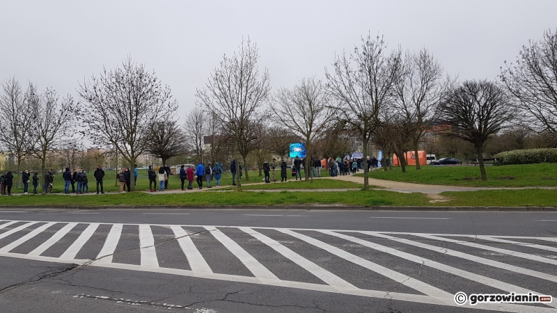 7/10 Ogromna kolejka do mobilnego punktu szczepień w parku Górczyńskim