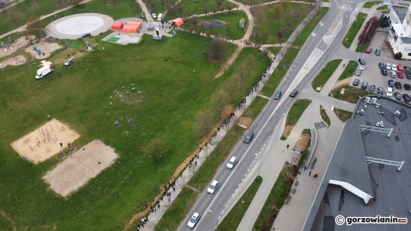 8/10 Ogromna kolejka do mobilnego punktu szczepień w parku Górczyńskim