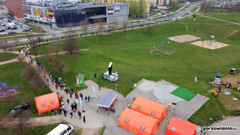 9/10 Ogromna kolejka do mobilnego punktu szczepień w parku Górczyńskim