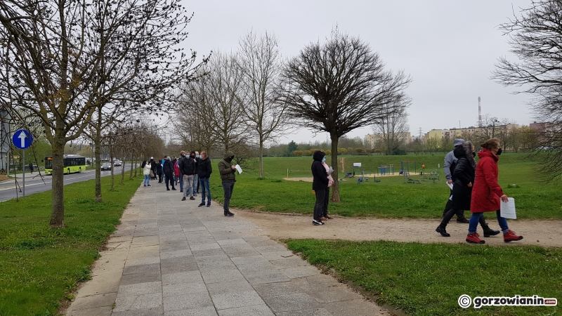 10/10 Ogromna kolejka do mobilnego punktu szczepień w parku Górczyńskim