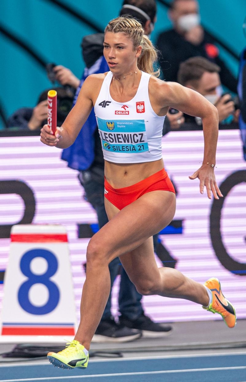 3/6 Kornelia Lesiewicz ze srebrnym medalem mistrzostw świata sztafet