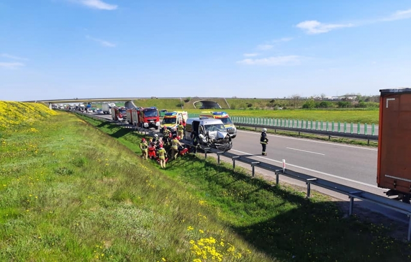 1/6 Wypadek na S3. Bus uderzył w ciężarówkę