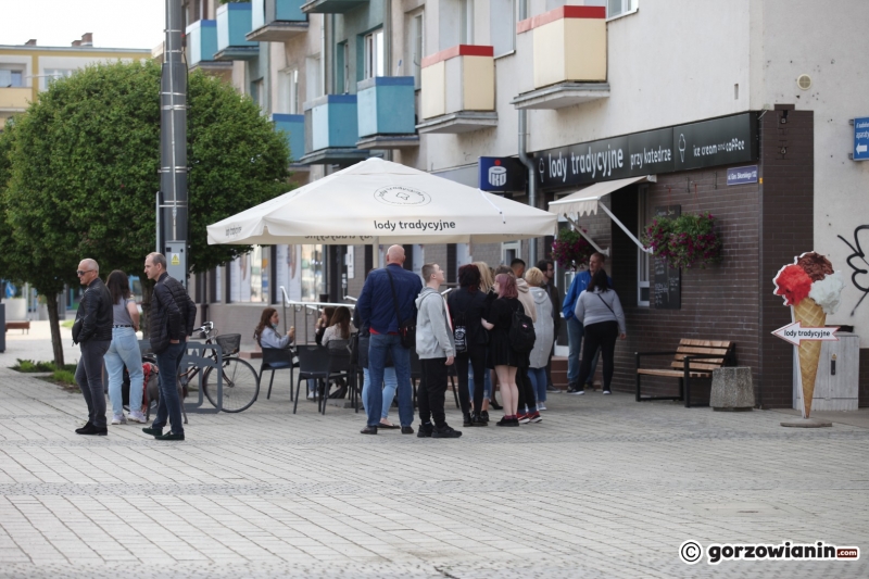 3/18 Otwarte ogródki gastronomiczne pełne klientów