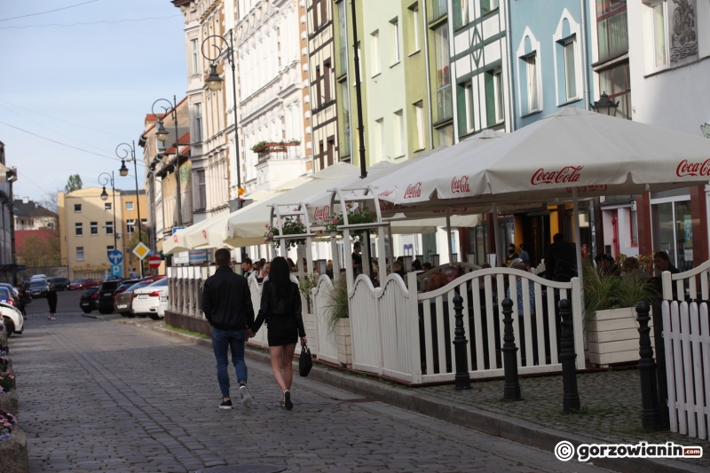 4/18 Otwarte ogródki gastronomiczne pełne klientów
