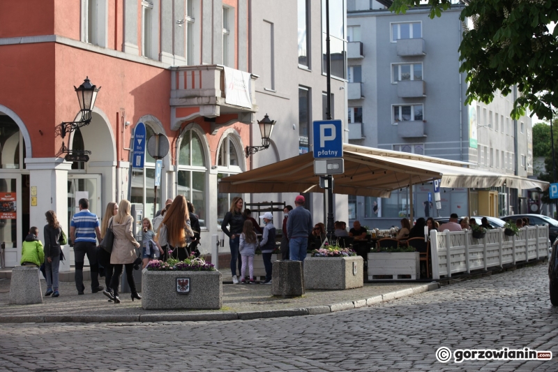 6/18 Otwarte ogródki gastronomiczne pełne klientów