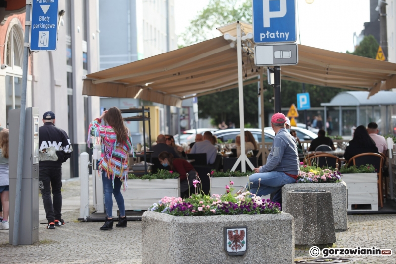 7/18 Otwarte ogródki gastronomiczne pełne klientów