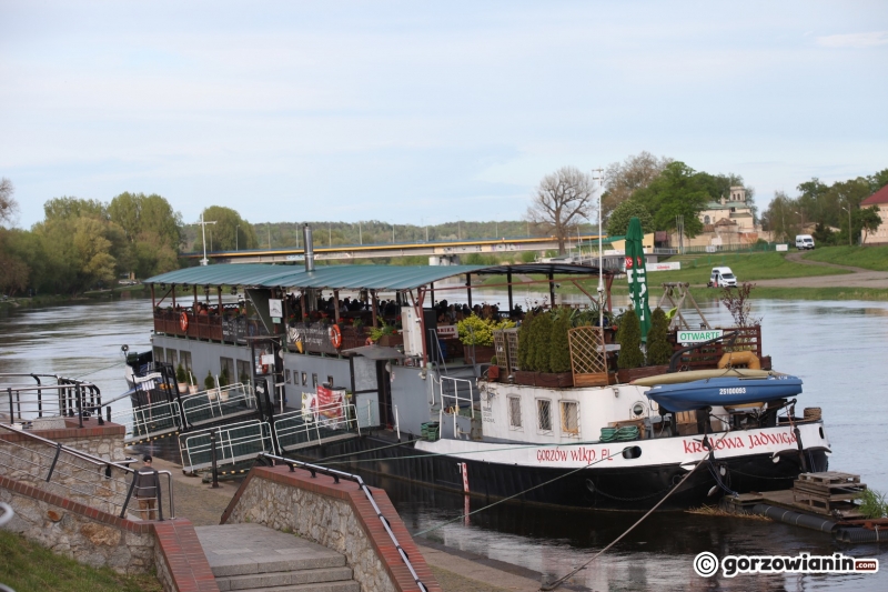 8/18 Otwarte ogródki gastronomiczne pełne klientów