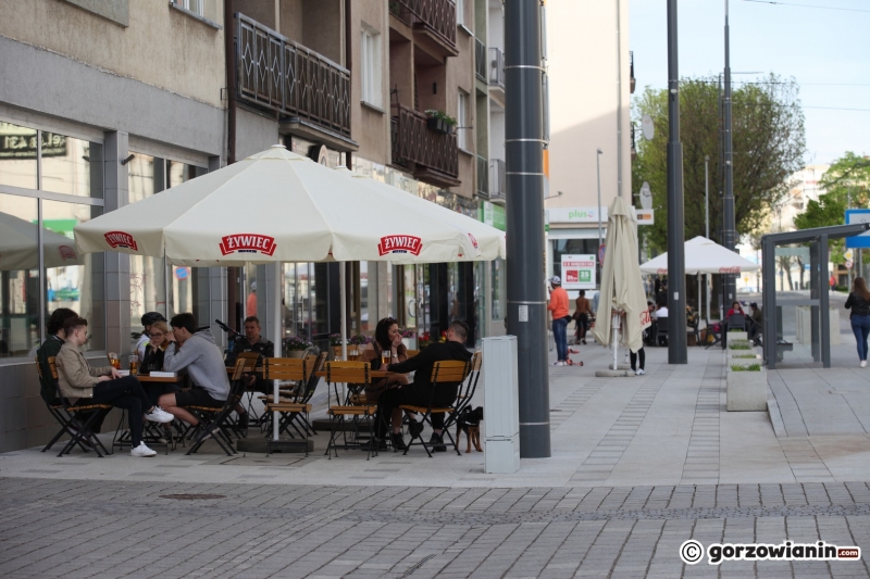 16/18 Otwarte ogródki gastronomiczne pełne klientów