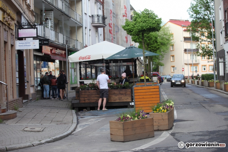 17/18 Otwarte ogródki gastronomiczne pełne klientów