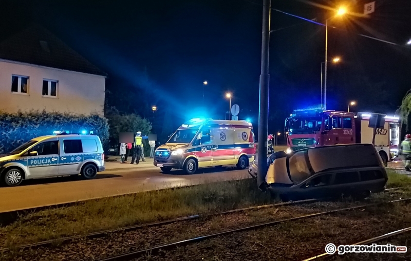 2/5 Opel uderzył w słup trakcyjny i zatrzymał się na torowisku