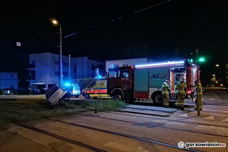 5/5 Opel uderzył w słup trakcyjny i zatrzymał się na torowisku