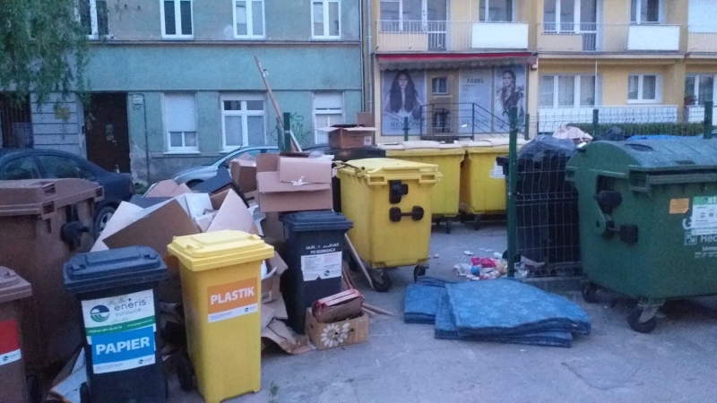 3/6 Bałagan na podwórku przy ul. Sikorskiego i Pocztowej