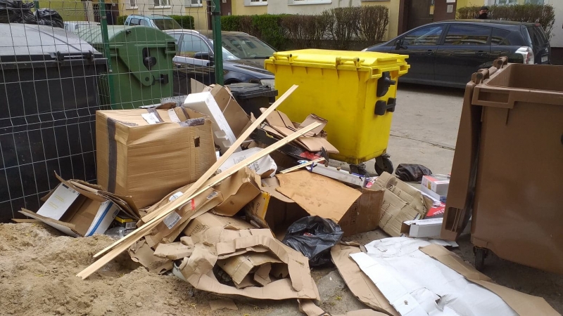 5/6 Bałagan na podwórku przy ul. Sikorskiego i Pocztowej