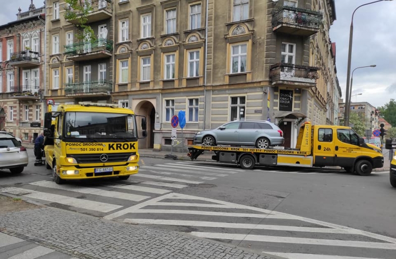 4/6 Pomoc drogowa odholowuje auta na Krzywoustego