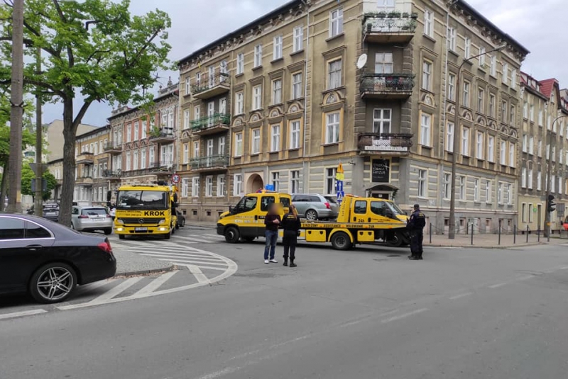 5/6 Pomoc drogowa odholowuje auta na Krzywoustego