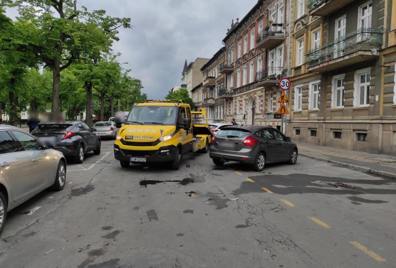 6/6 Pomoc drogowa odholowuje auta na Krzywoustego