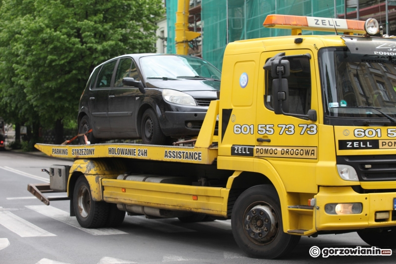 3/8 Sprzątanie ulic i odholowywanie aut z ul. 30 Stycznia