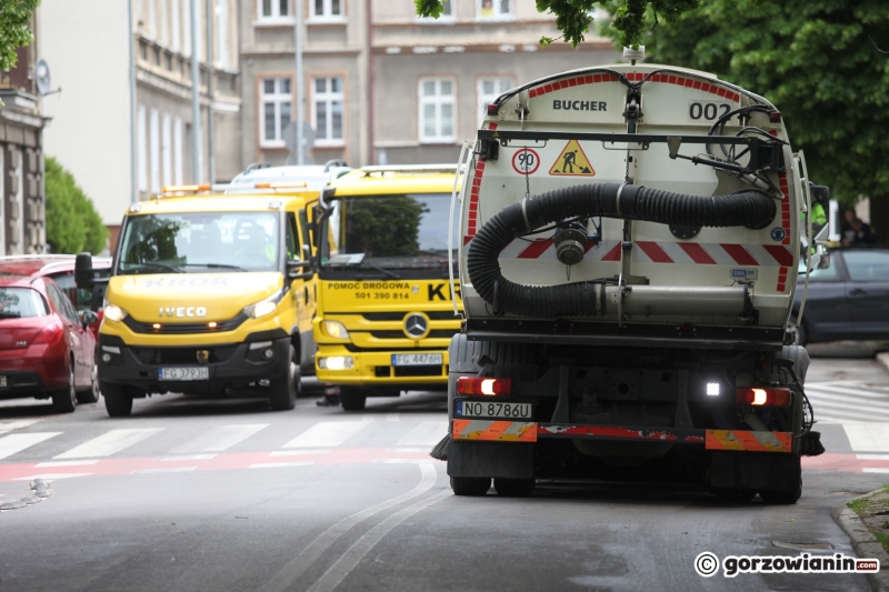 6/8 Sprzątanie ulic i odholowywanie aut z ul. 30 Stycznia