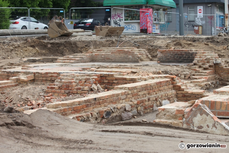 4/21 Prace archeologiczne na Chrobrego