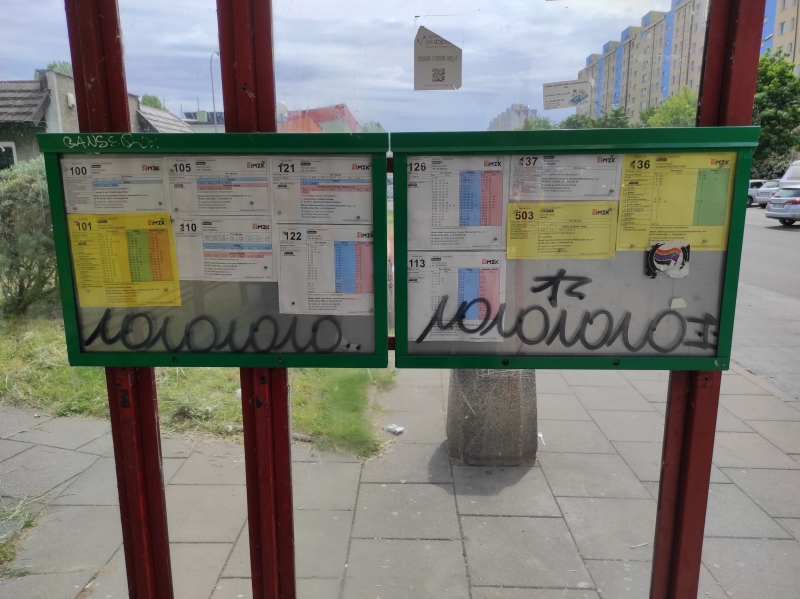 4/13 Pobazgrane sprayem przystanki w Gorzowie