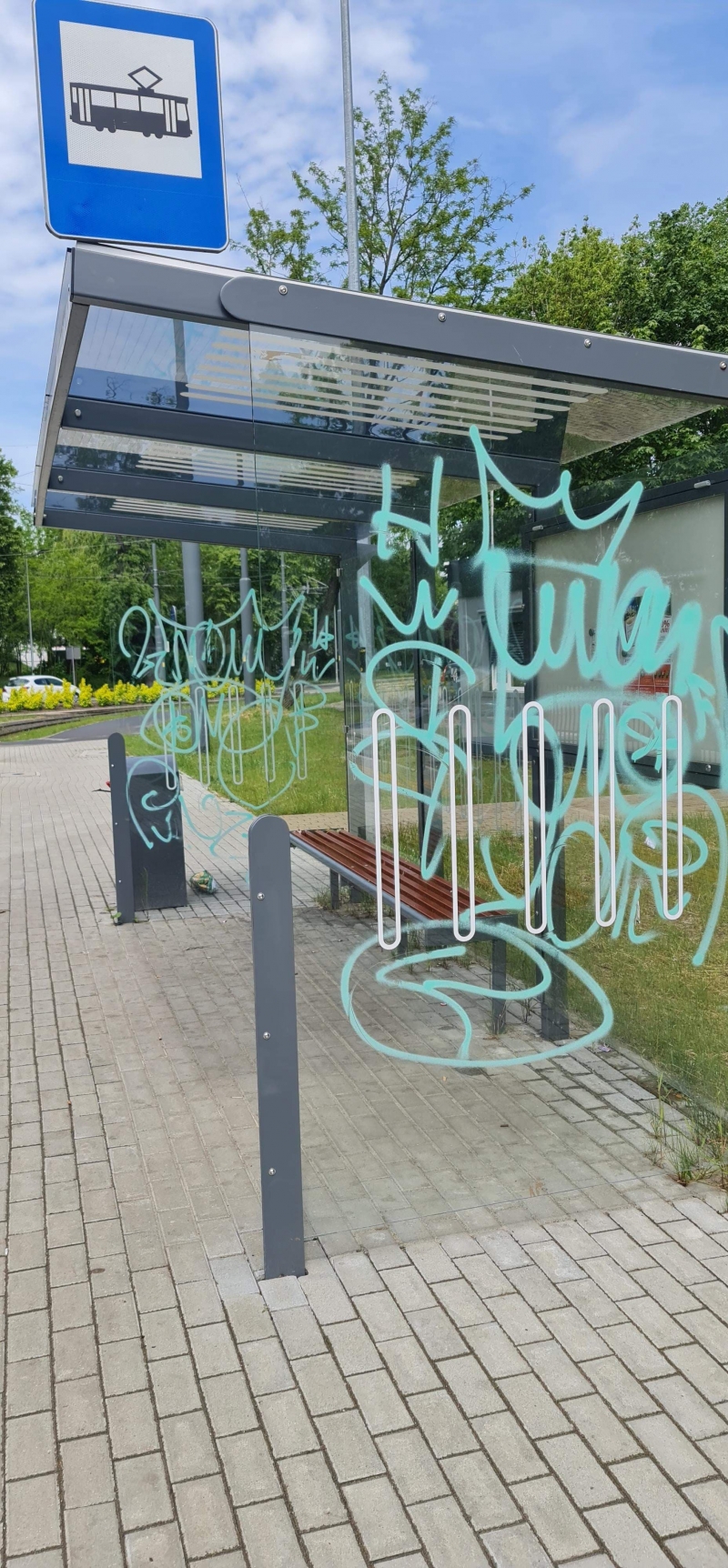 6/13 Pobazgrane sprayem przystanki w Gorzowie