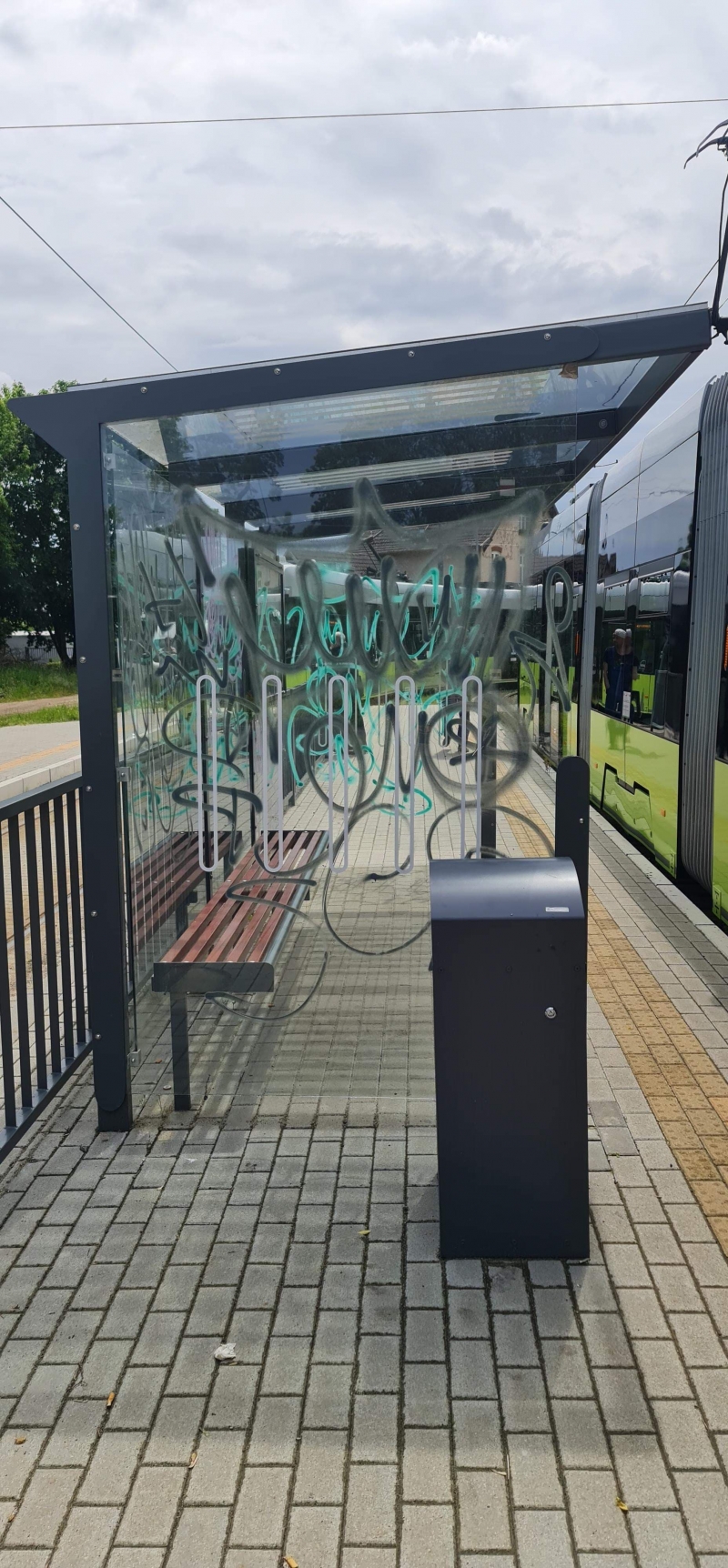 7/13 Pobazgrane sprayem przystanki w Gorzowie