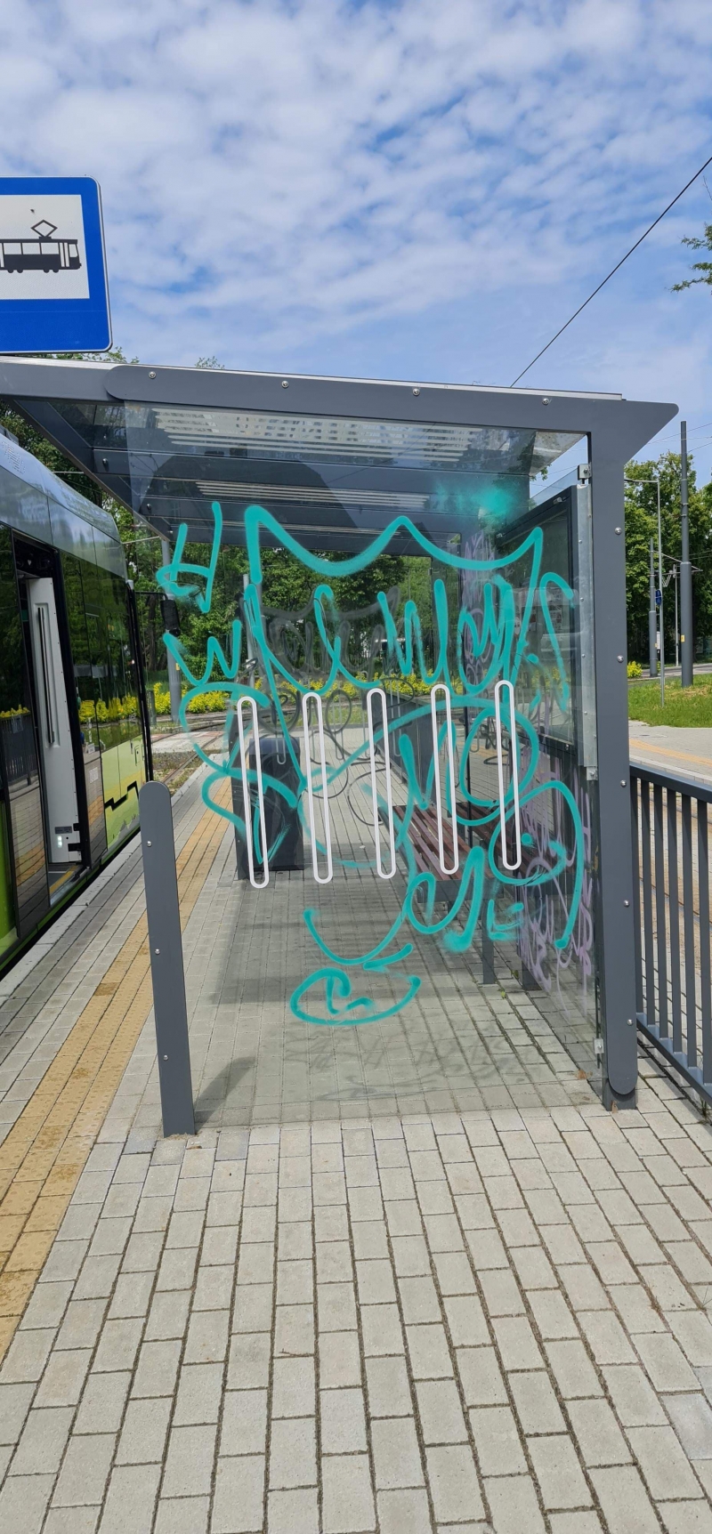 8/13 Pobazgrane sprayem przystanki w Gorzowie