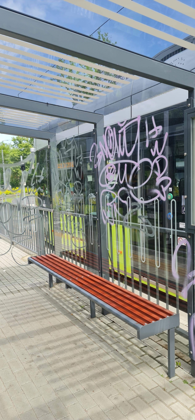 9/13 Pobazgrane sprayem przystanki w Gorzowie