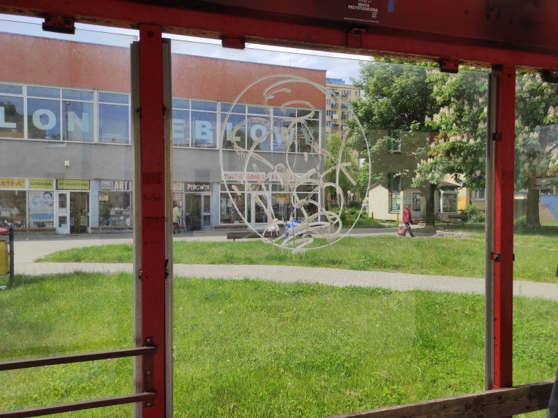 13/13 Pobazgrane sprayem przystanki w Gorzowie
