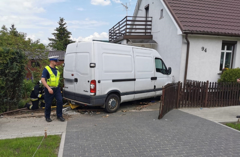 2/3 Kierowca busa uderzył w płot i skrzynkę gazową w Lipkach Wielkich