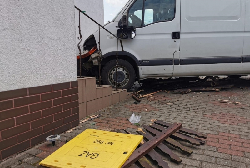 3/3 Kierowca busa uderzył w płot i skrzynkę gazową w Lipkach Wielkich