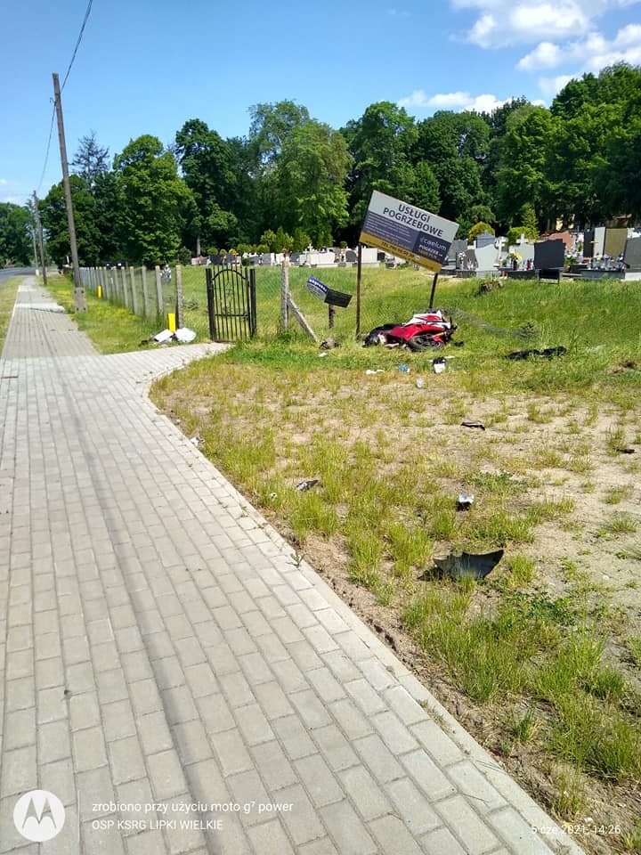 2/5 Motocyklista wjechał w cmentarny płot