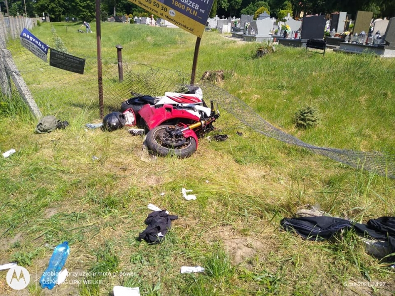 3/5 Motocyklista wjechał w cmentarny płot