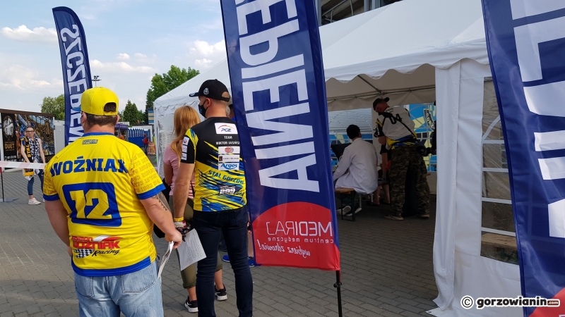 3/9 Kibice Stali Gorzów szczepią się podczas meczu z Unią Leszno