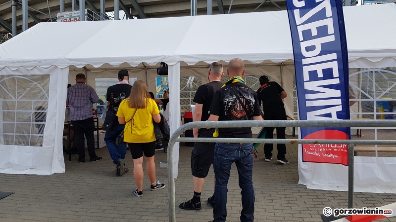 4/9 Kibice Stali Gorzów szczepią się podczas meczu z Unią Leszno