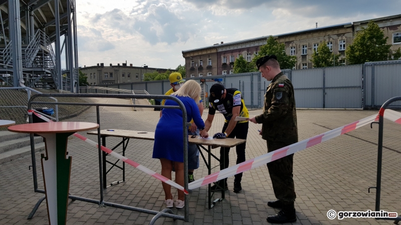 5/9 Kibice Stali Gorzów szczepią się podczas meczu z Unią Leszno