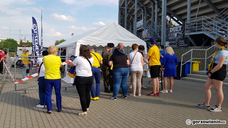 7/9 Kibice Stali Gorzów szczepią się podczas meczu z Unią Leszno