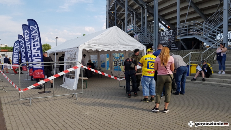 8/9 Kibice Stali Gorzów szczepią się podczas meczu z Unią Leszno