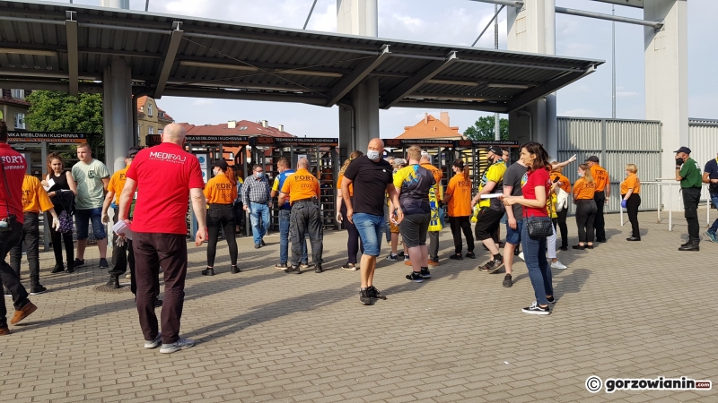 9/9 Kibice Stali Gorzów szczepią się podczas meczu z Unią Leszno