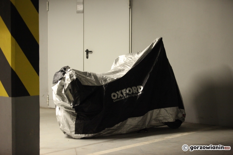 3/13 Pojazdy zaparkowane na parkingu Filharmonii Gorzowskiej