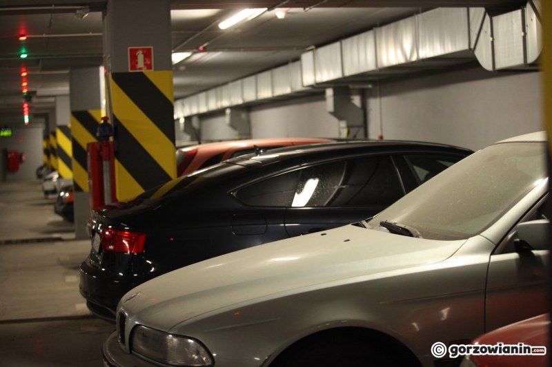 5/13 Pojazdy zaparkowane na parkingu Filharmonii Gorzowskiej