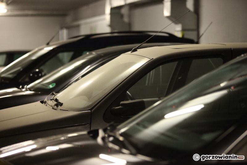 6/13 Pojazdy zaparkowane na parkingu Filharmonii Gorzowskiej